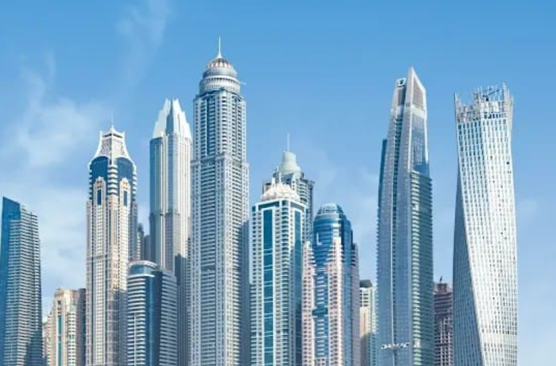 أبراج حديثة بواجهات فاتحة تعكس استخدامات الأسمنت الأبيض